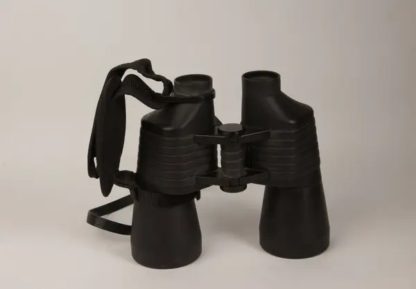 白色背景上的一副旧黑色双筒望远镜 — 图库照片