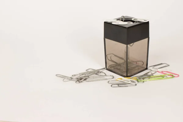 Een Magnetische Papercliphouder Met Clips Eromheen — Stockfoto