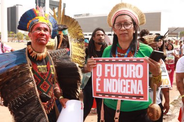 Brezilya, Brezilya, 30 Ağustos 2023 Brezilya 'nın farklı yerlerinden Yerli Yerliler, Brezilya' daki Çocuklarımızın Geleceği Yürüyüşü için Esplanada dos Ministerios 'a yürüyorlar.