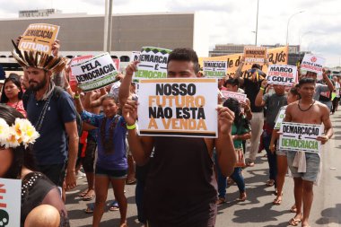 Brezilya, Brezilya, 30 Ağustos 2023 Brezilya 'nın farklı yerlerinden Yerli Yerliler, Brezilya' daki Çocuklarımızın Geleceği Yürüyüşü için Esplanada dos Ministerios 'a yürüyorlar.