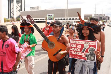 Brezilya, Brezilya, 30 Ağustos 2023 Brezilya 'nın farklı yerlerinden Yerli Yerliler, Brezilya' daki Çocuklarımızın Geleceği Yürüyüşü için Esplanada dos Ministerios 'a yürüyorlar.