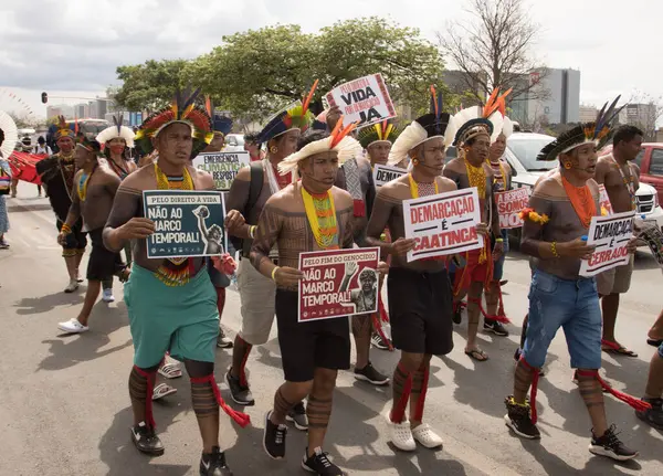 Brasilia Brasilien August 2023 Indigene Aus Verschiedenen Teilen Brasiliens Marschieren — Stockfoto
