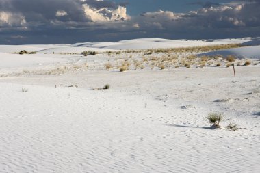 Beyaz Kumlar Ulusal Anıtı ve Park New Mexico, White Sands 'de Alamogordo ve Las Cruces yakınlarında, tehdit eden bulutlarla çevrili.