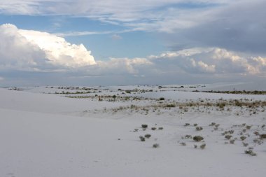 Beyaz Kumlar Ulusal Anıtı ve Park New Mexico, White Sands 'de Alamogordo ve Las Cruces yakınlarında, tehdit eden bulutlarla çevrili.