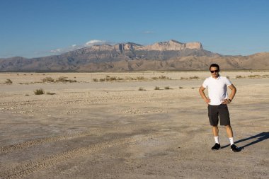 Guadalupe Tepesi 'nin önünde duran genç adam, Tuz Düzlükleri' nden El Capitan