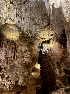 Stalactites ve Stalagmite 'ler ve Carlsbad Mağarası' ndaki Büyük Oda 'nın içindeki diğer kaya oluşumları.