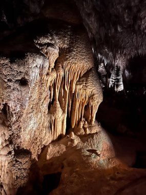 Stalactites ve Stalagmite 'ler ve Carlsbad Mağarası' ndaki Büyük Oda 'nın içindeki diğer kaya oluşumları.