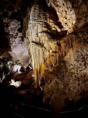 Stalactites ve Stalagmite 'ler ve Carlsbad Mağarası' ndaki Büyük Oda 'nın içindeki diğer kaya oluşumları.