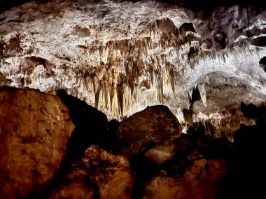 Stalactites ve Stalagmite 'ler ve Carlsbad Mağarası' ndaki Büyük Oda 'nın içindeki diğer kaya oluşumları.