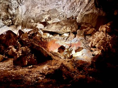 Stalactites ve Stalagmite 'ler ve Carlsbad Mağarası' ndaki Büyük Oda 'nın içindeki diğer kaya oluşumları.