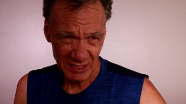 Yaşlı bir adamın yavaş hareketi. Eldivensiz ve terli gölge boksu.