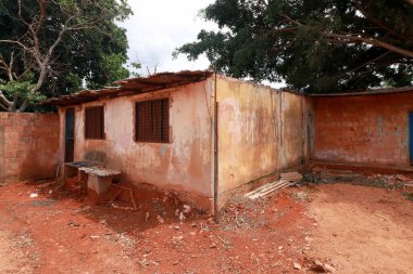 Planaltina Brezilya, 2 Aralık 2023 Brezilya genelinde yaygın olan küçük bir terk edilmiş ev