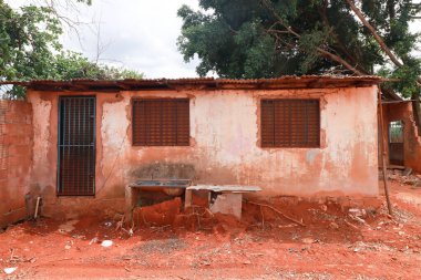 Planaltina Brezilya, 2 Aralık 2023 Brezilya genelinde yaygın olan küçük bir terk edilmiş ev