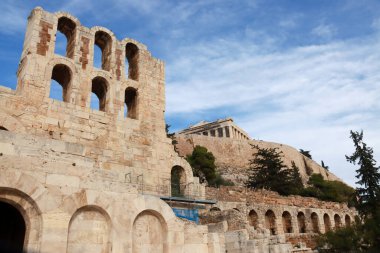 Arka planda Herodes Atticus Tiyatrosu Odeonu ve Parthenon bölümünün görüntüsü