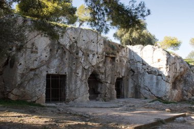Yunanistan 'ın Atina kentindeki Pnyx Hill veya Philoppapos Hill' de bulunan Sokrates Cezaevi