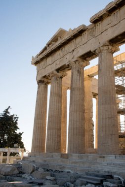 Atina, Yunanistan 'daki Akropolis' in tepesindeki ana tapınak Parthenon 'da inşa ediliyor 