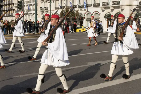 Atina, Yunanistan, 24 Aralık 2023 Cumhurbaşkanlığı Muhafız Birliği askeri, Meçhul Asker Mezarı 'nın törensel değişimi için Parlamento' ya doğru yürüyor..