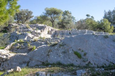 Atina, Yunanistan 'da Philopappos Tepesi' ndeki Yedi Koltuk Anıtı veya Yedi Taht Platosu kalıntıları