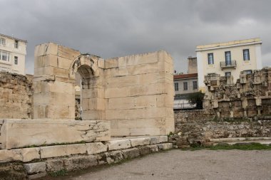 Yunanistan 'ın Akropol kentinin kuzey tarafındaki Hadrian kalıntıları kütüphanesi