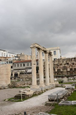 Yunanistan 'ın Akropol kentinin kuzey tarafındaki Hadrian kalıntıları kütüphanesi