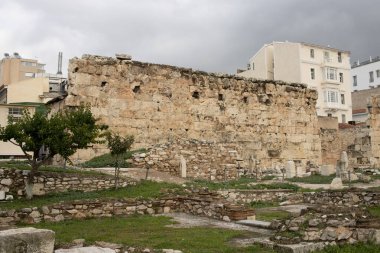 Yunanistan 'ın Akropol kentinin kuzey tarafındaki Hadrian kalıntıları kütüphanesi