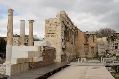 Yunanistan 'ın Akropol kentinin kuzey tarafındaki Hadrian kalıntıları kütüphanesi