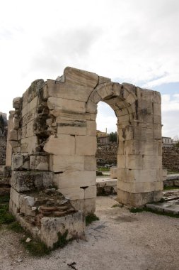 Akropol Atina 'nın kuzey tarafındaki Hadrian kütüphanesinin antik kalıntıları, Yunanistan