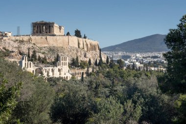 Yunanistan 'ın Atina kentindeki Philopappos Tepesi' nden Akropolis, Parthenon ve Lycabettus Tepesi manzarası