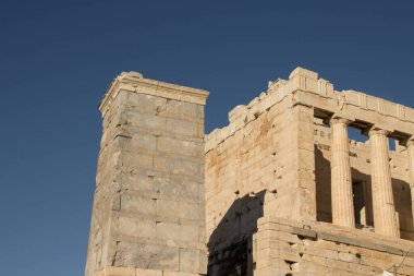 Atina, Yunanistan 'daki Akropolis' in tepesinde bulunan Agrippa Anıtı ve diğer yapılar