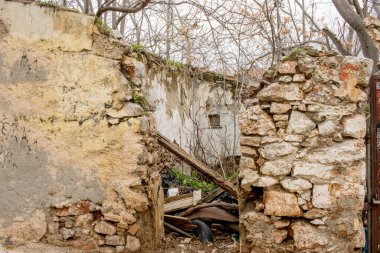 Eski terk edilmiş evler ve Yunanistan 'ın Atina kenti boyunca bulunabilecek çok sayıda ev