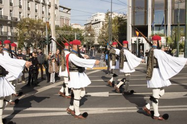 Atina, Yunanistan, 24 Aralık 2023 Cumhurbaşkanlığı Muhafız Birliği askeri, Meçhul Asker Mezarı 'nın törensel değişimi için Parlamento' ya doğru yürüyor..