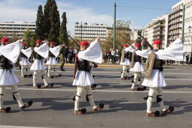 Atina, Yunanistan, 24 Aralık 2023 Cumhurbaşkanlığı Muhafız Birliği askeri, Meçhul Asker Mezarı 'nın törensel değişimi için Parlamento' ya doğru yürüyor..