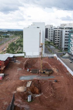Brasilia, DF, Brezilya 9 Şubat 2024 Kuzeybatı Brasilia 'nın 311. Bloğundaki yeni bir apartmanda Yığın Sürücüsü kullanan Temel Kırılma Yapısı Havadan Görünümü 