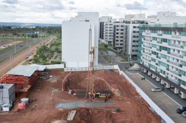 Brasilia, DF, Brezilya 9 Şubat 2024 Kuzeybatı Brasilia 'nın 311. Bloğundaki yeni bir apartmanda Yığın Sürücüsü kullanan Temel Kırılma Yapısı Havadan Görünümü 