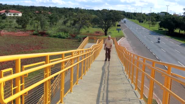 ブラジル ブラジリア北西部の新しく建設された歩行者歩行者歩道のランプを歩く男 — ストック動画