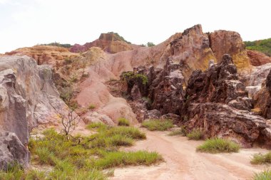Brezilya, Paraiba 'daki Coqueirinho Kanyonu' nda her zamanki gibi renkli kaya oluşumu.