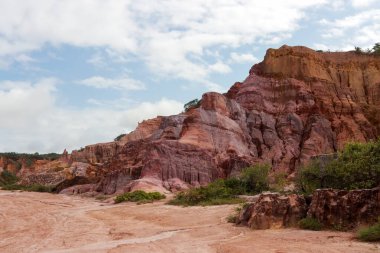 Brezilya, Paraiba 'daki Coqueirinho Kanyonu' nda her zamanki gibi renkli kaya oluşumu.