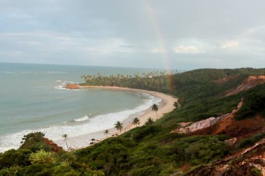 Gökkuşağı, Conde, Paraiba, Brezilya 'daki Coqueirinho Sahilinin Güzel Koyunda beliriyor