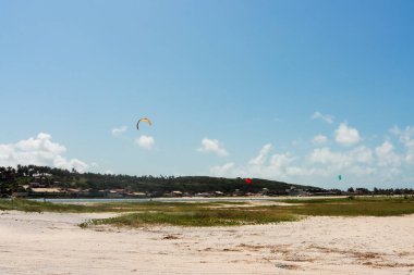 Barra do Cunhua 'daki Praia da Ristinga' dan uzaktaki uçurtma sörfçüsü Rio Curimtau ile Brezilya 'nın Rio Grande do Norte kentinde Atlantik Okyanusu kesişiyordu.