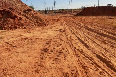 Brezilya, Brasilia 'nın kuzeybatısında 450. Otoyol' un yakınında yeni bir yol açılırken büyük toprak yığınları yığılıyor.