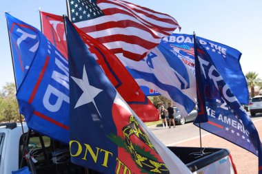 El Paso, Teksas 28 Eylül 2024 El Paso 'nun doğu yakasındaki Album Park' ta Trump Destekçileri, Bayrak sallayarak eski başkana desteklerini gösteriyorlar. 