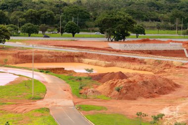 Brasilia, DF, Brezilya 25 Kasım 2024 Büyük su birikintisi Brezilya 'nın kuzeybatısında Noroeste olarak bilinen 450. Otoyol' da yeni bir yol inşaatında.