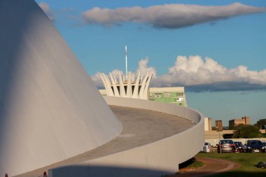 Brasilia DF Brezilya 21 Nisan 2025 Müzenin arka planında Ulusal Katedral 