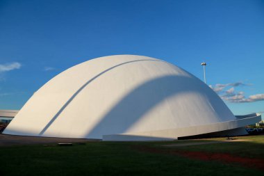 Brasilia DF Brezilya 21 Nisan. 2025 Brasilia 'daki Ulusal Müze. Öğleden sonra. Işık direklerinin gölgeleri üzerine düşüyor.
