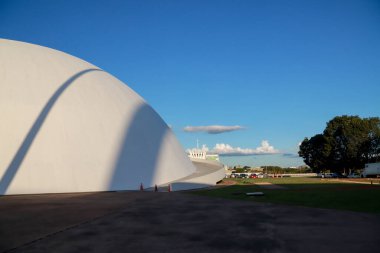 Brasilia DF Brezilya 21 Nisan. Arka planda Ulusal Katedral olan Müzenin 2025 Taraflı Manzarası 