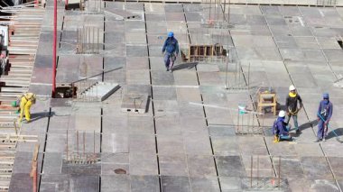Brasilia, DF Brezilya, 25 Nisan 2025 Noroeste, Brezilya 'da 311. Blok' ta yeni bir apartman dairesinde çalışan erkekler