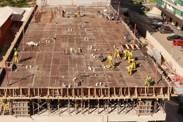 Brasilia DF Brasilia, Mayıs 08 2025 Noroeste, Brezilya 'da 311. Blok' ta yeni bir apartman dairesinde çalışan erkekler