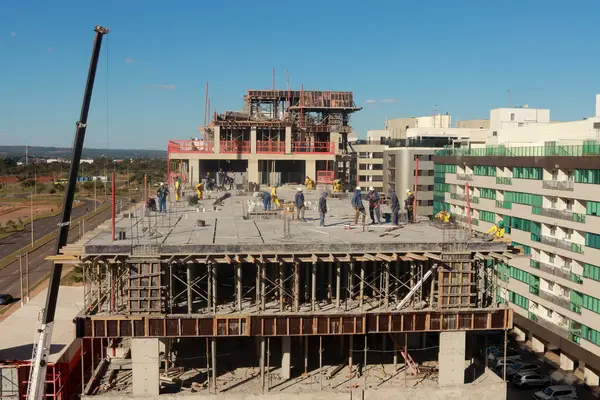 Brasilia DF Brasilia, Haziran 09 2025 Noroeste 311. Blok 'ta yeni bir apartman dairesinde çalışan erkekler