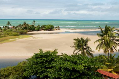Jequia Nehri 'nin Alagoas Brezilya' da Atlantik Okyanusu 'yla buluştuğu Dunas de Marape Plajı' ndaki gemiyi terk edin.