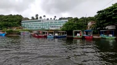 Dunas de Marape Alagoas Brezilya 26 Haziran 2025 Jequia Nehri kıyısında demirlemiş balıkçı tekneleri ve arka planda TransAmerican Hotel var.